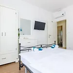 Kate - Outdoor Pool, 4 Bedrooms, Free Parking *