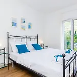 Kate - Outdoor Pool, 4 Bedrooms, Free Parking