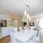 Kate - Outdoor Pool, 4 Bedrooms, Free Parking *