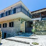 Kate - Outdoor Pool, 4 Bedrooms, Free Parking